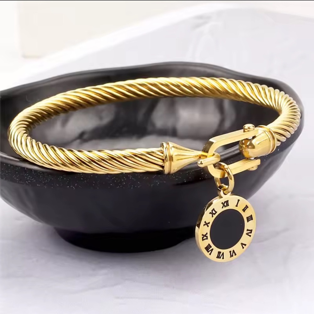 Rope Roman Digital Hang Tag  Horseshoe Buckle
18K Gold Plated 

Stainless Steel